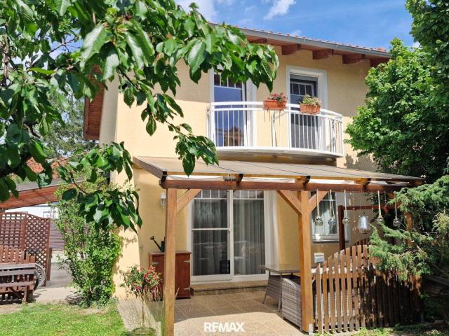 Schöne Doppelhaushälfte in Günselsdorf mit Balkon, Terrasse & Carport!