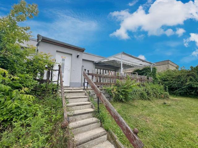 Schöne Doppelhaushälfte mit Garten und Garage