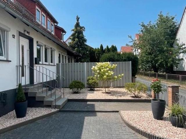 Schöne Doppelhaushälfte mit großem Garten