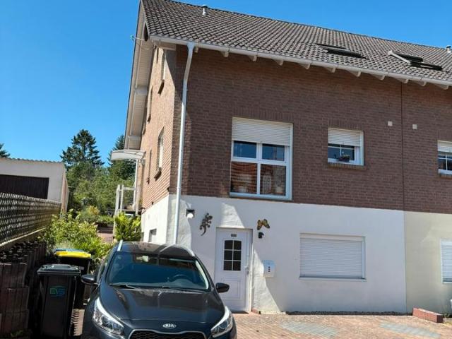 Schöne Doppelhaushälfte mit Einliegerwohnung und großem Garten