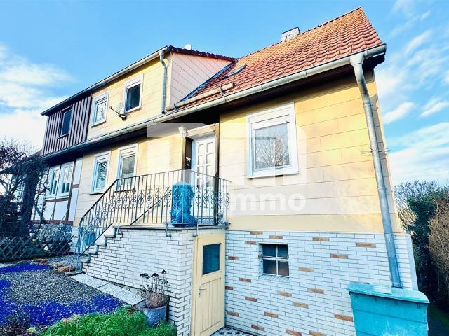Schöne Doppelhaushälfte mit Nebengebäude, Garage und angelegtem Gartenbereich