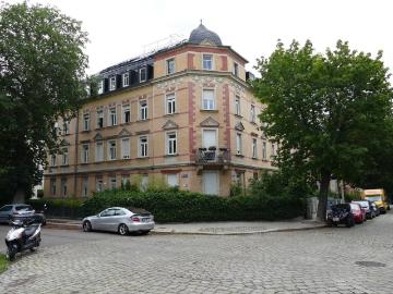 Wunderschöne Dachgeschoss Wohnung in ruhiger und grüner Lage ab sofort zu vermieten!