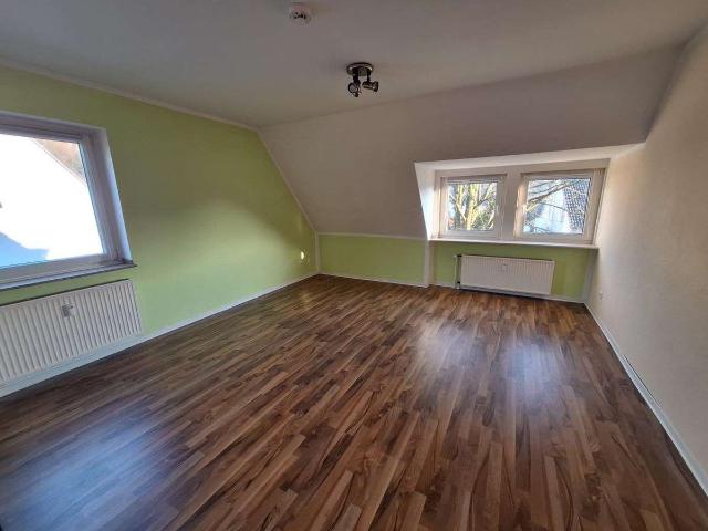 Schöne Dachgeschoss Wohnung WG tauglich für bis zu 3 Personen