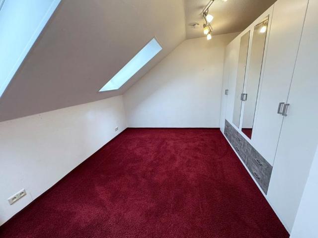 Schöne Dachgeschosswohnung ab 01.08.26 frei