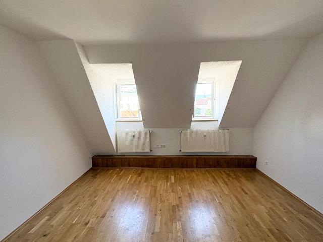 Schöne Dachgeschoßwohnung in zenraler Lage Provisionsfrei!
