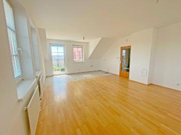 Schöne Dachgeschosswohnung mit Ausblick ins Grüne