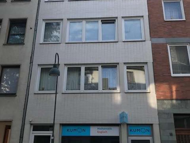 Schöne Dachgeschosswohnung mit Balkon in kleinem Stadthaus