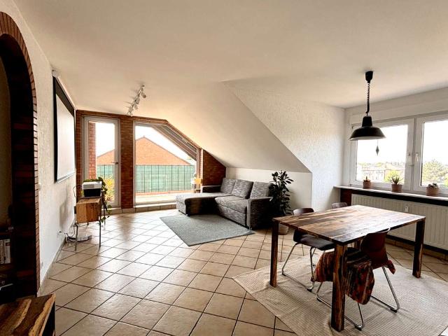 Schöne Dachgeschosswohnung mit großem Balkon und Stellplatz!