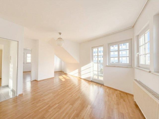 Schöne DACHGESCHOSSWOHNUNG mit kleiner Terrasse nähe Donaulände zu vermieten