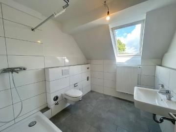 Schöne Dachgeschosswohnung mit modernem Badezimmer