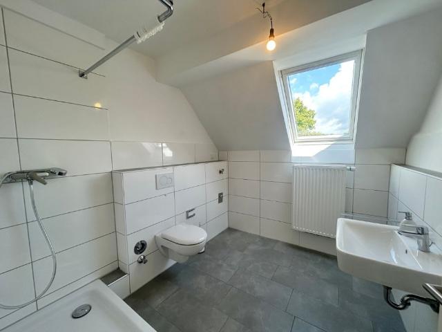 Schöne Dachgeschosswohnung mit modernem Badezimmer