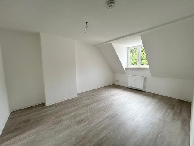 Schöne Dachgeschosswohnung mit modernem Badezimmer