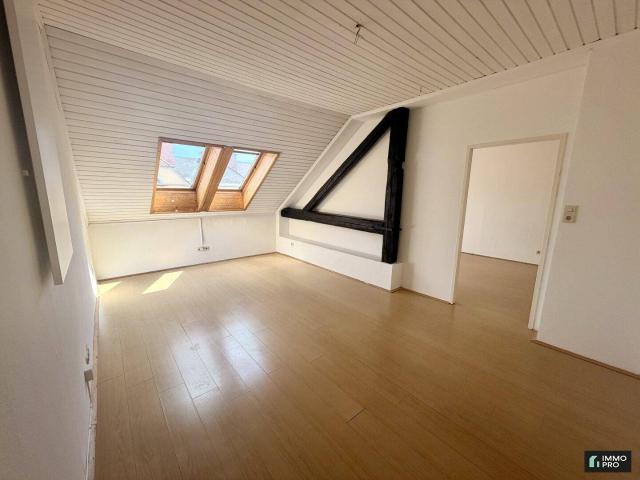 Schöne Dachgeschosswohnung mit zwei Zimmer zu vermieten!