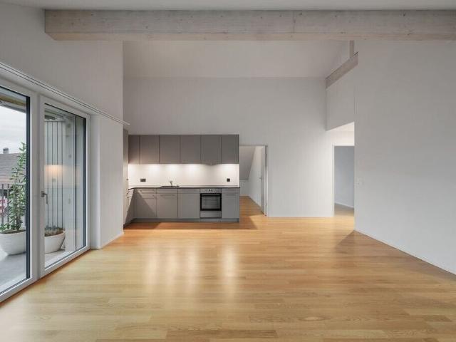 Schöne Dachwohnung mit zwei Balkonen