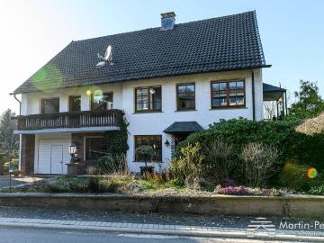 Schöne Drei Zimmer Wohnung mit Erweiterungsmöglichkeit zwei Balkone Garage