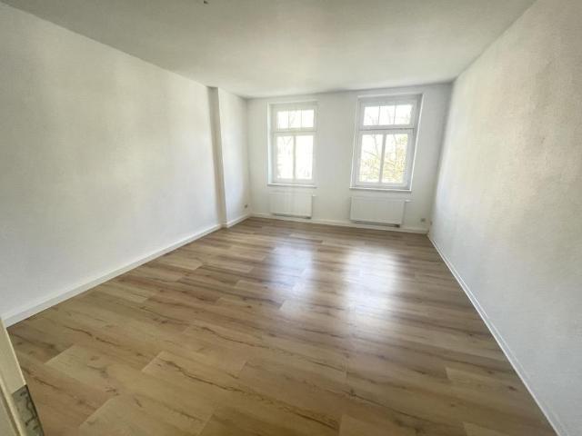 Schöne Drei Raum Wohnung mit Einbauküche und Balkon