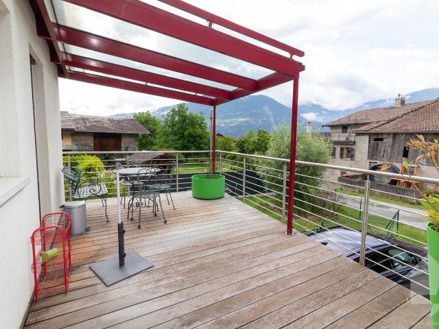 Schöne Einfamilienhaus mit Rasen und Garage