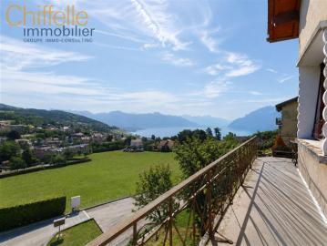 Schöne Familienvilla mit Panoramablick auf den Genfersee und die Alpen