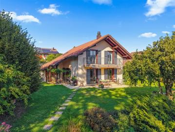 Schöne freistehende Villa mit wunderschönem Garten in Marly