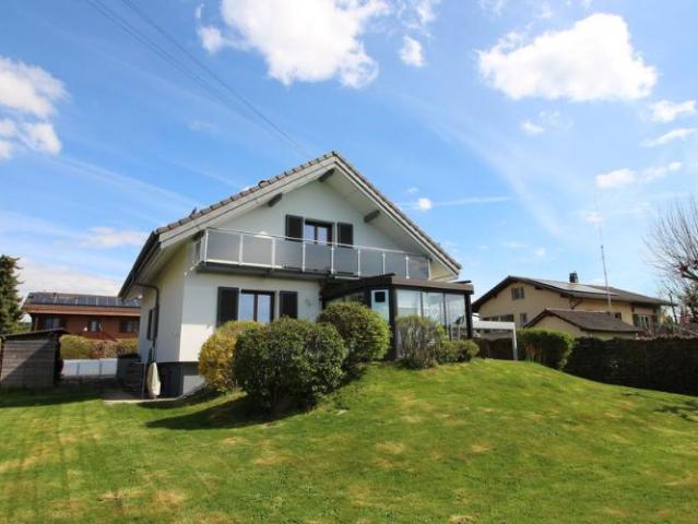 Schöne freistehende Villa mit Pool und großem Garten