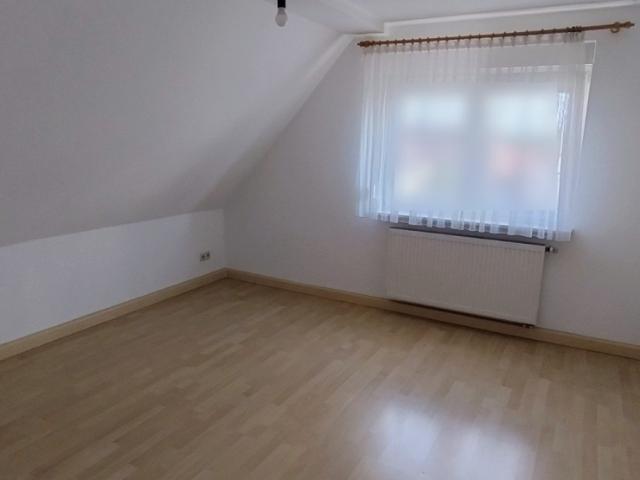 Schöne, frisch renovierte 3 ZW mit neuer Einbauküche im Dachgeschoss