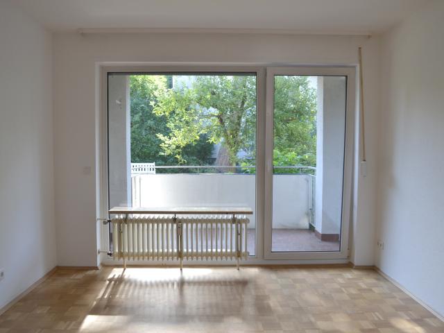 Schöne, frisch sanierte 3 Zimmer Wohnung mit Loggia und Garage