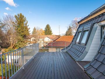 Schöne kernsanierte Dachgeschosswohnung mit großer Terrasse zum grünen Innenhof Südwestausrichtung