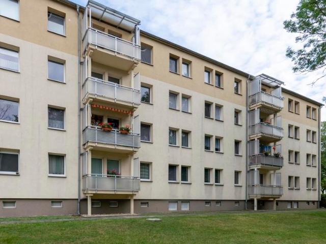 Schöne kleine Vierzimmerwohnung mit Badewanne und Balkon in Böhlitz Ehrenberg