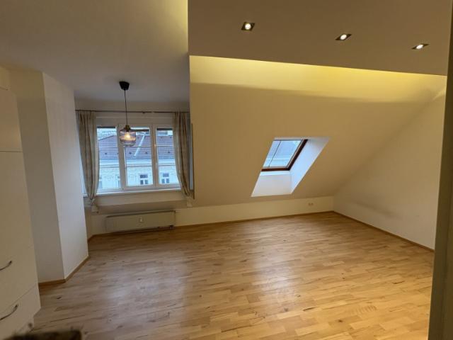 Helle + klimatisierte 2 Zimmer Maisonettewohnung im Dachgeschoß