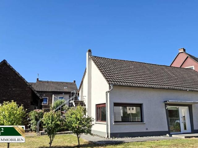 schöne Hofanlage mit zwei Einfamilienhäuser und großem Grundstück