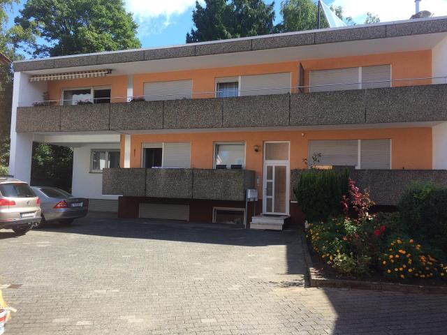 Schöne helle 3 Zi. EG Wohnung mit großem Balkon