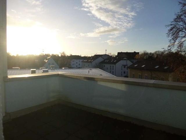 Schöne helle 3 Zimmer Penthous Wohnung mit Wintergarten