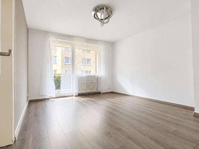 Schöne Helle 3 Zimmer Wohnung mit Balkon in zentraler Lage