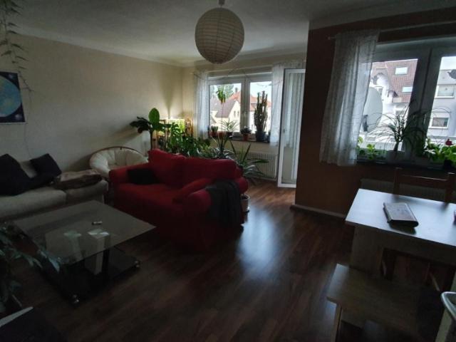 schöne, helle 3 Zimmer Wohnung mit Balkon, zentral gelegen