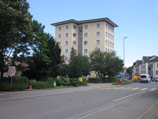 Schöne, helle 1.5 Zi Wohnung an zentraler Lage. Abgeschlossene Küche. Lift. Aussicht! Bus, Stadtbahnhof, Läden, See. Alles in Gehdistanz!