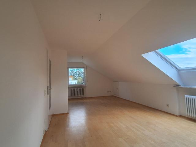 Schöne helle 1,5 Zimmer DG Wohnung in ruhiger TOP Lage