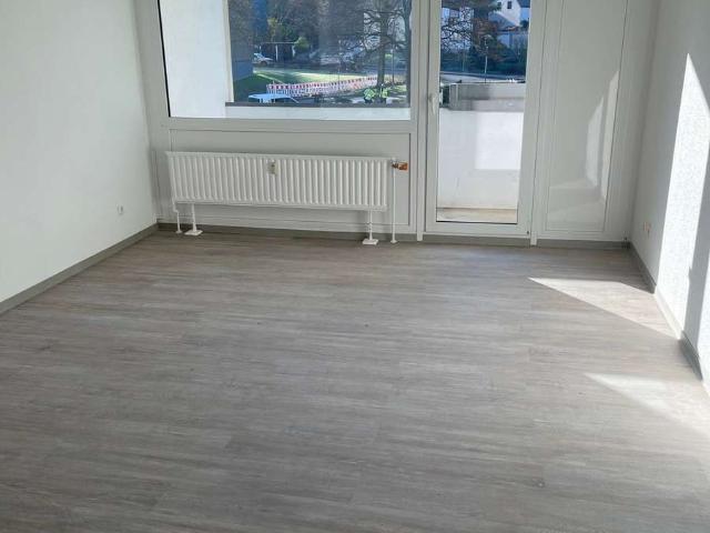 Schöne & helle 2,5 Zimmer Wohnung mit Gäste WC renoviert & einzugsbereit