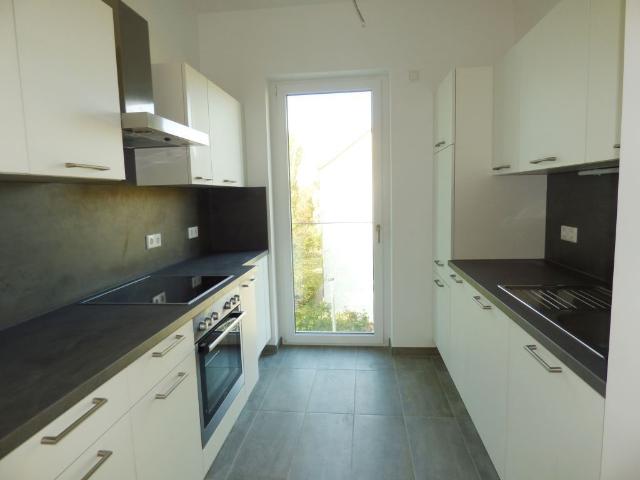 Schöne, helle 2 Zi. Whg. mit EBK, Parkett m. FBH, Aufzug und Stellplatz mgl
