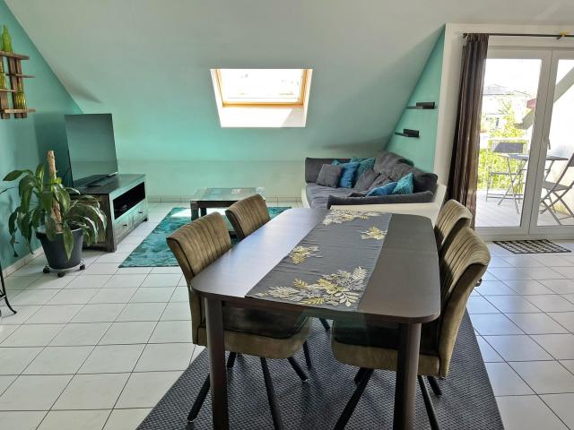 Schöne, helle 2 Zimmer Dachgeschosswohnung mit Balkon & Stellplatz in begehrter Lage von Schwalbach