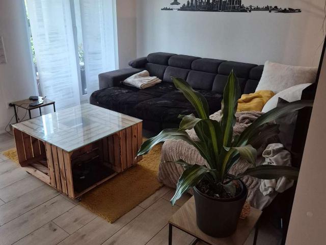 Schöne & helle 2 Zimmer Wohnung mit großer Terrasse & Garten