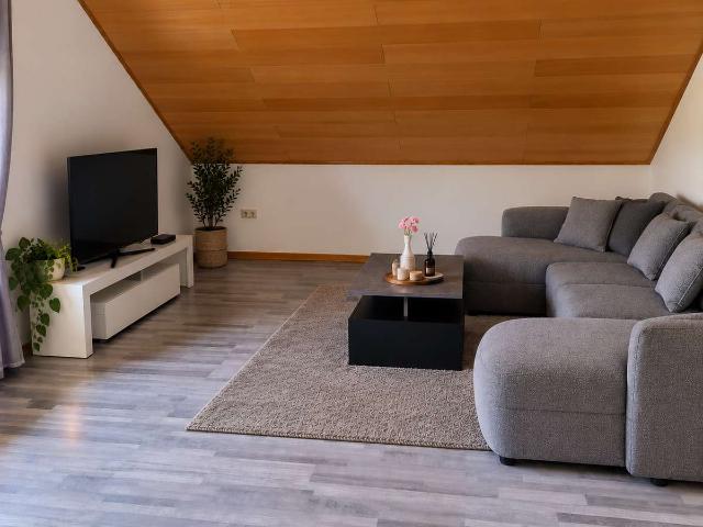 Schöne helle 4 Zimmer 128 m2 Wohnung, großer Balkon, neue Einbauküche in Harbshausen