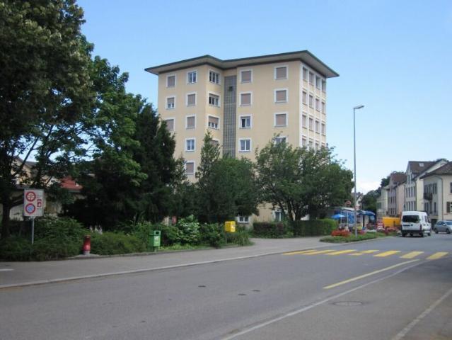 schöne, helle, grosse, sehr preiswerte 2.5 Zi Wohnung. Zentral nahe Stadtbahnhof. Lift und Balkon! Kopie