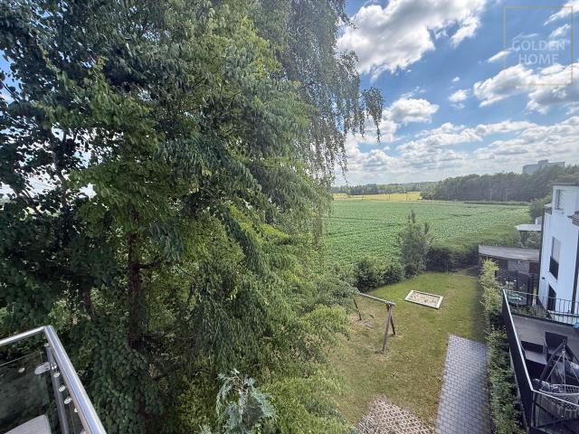 Schöne helle Dachgeschosswohnung mit Panorama Fenster & Panorama Balkon mit Blick ins Grüne