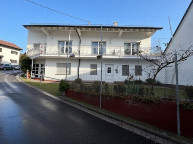 Schöne helle DG Wohnung Neubau