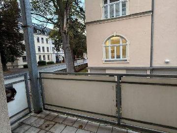 Schöne helle Erdgeschoss 2 Raum Wohnung mit Balkon und Einbauküche ab sofort zu vermieten