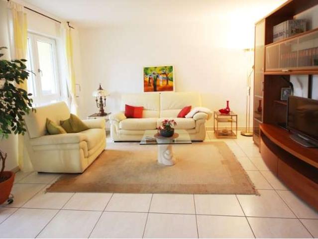 schöne, helle, komplett möblierte 3 Zimmer Wohnung