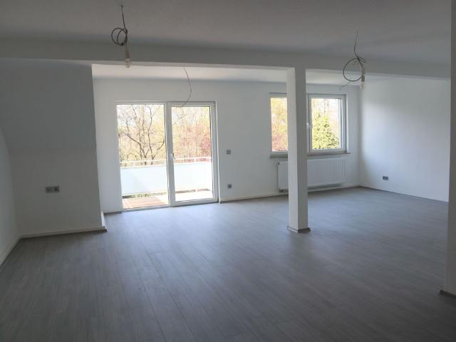 Schöne, helle, modernisierte Wohnung im Dachgeschoss = 2.OG mit Balkon