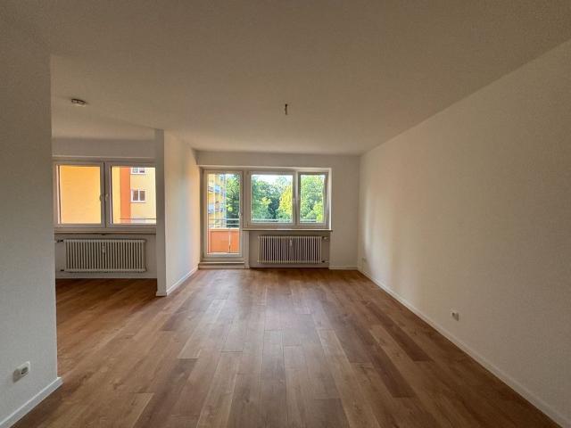 Schöne, helle & renovierte 3 Zimmer Wohnung mit zwei Balkonen nähe Kuhsee zu vermieten