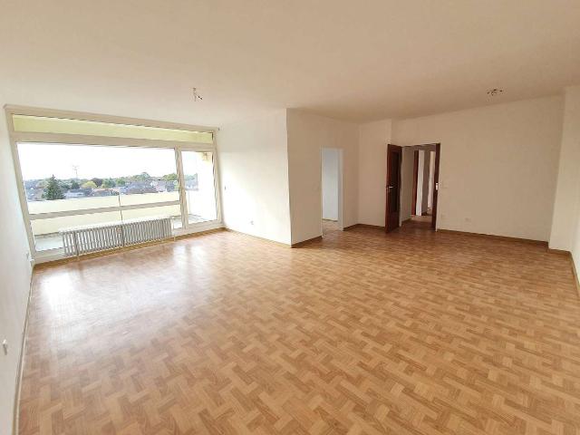 Schöne, helle Wohnung mit Balkon und Fahrstuhl, zentrale Lage