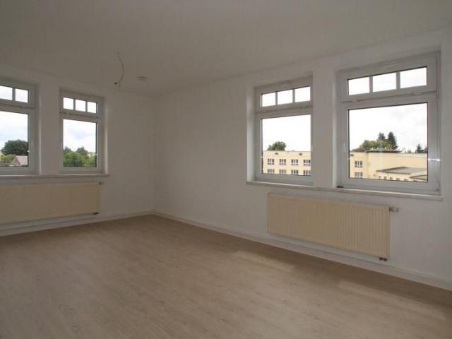 Schöne helle Wohnung mit Dusche und Wanne.